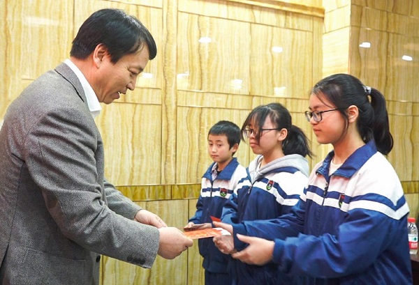 中國華融黨委副書記、監(jiān)事長胡建忠一行赴四川宣漢縣調(diào)研督導(dǎo)扶貧工作